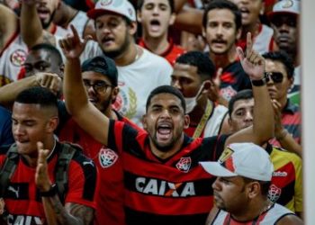 Torcida do Vitória apoia elenco no aeroporto antes do embarque para duelo com o Mirassol