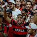 Torcida do Vitória apoia elenco no aeroporto antes do embarque para duelo com o Mirassol