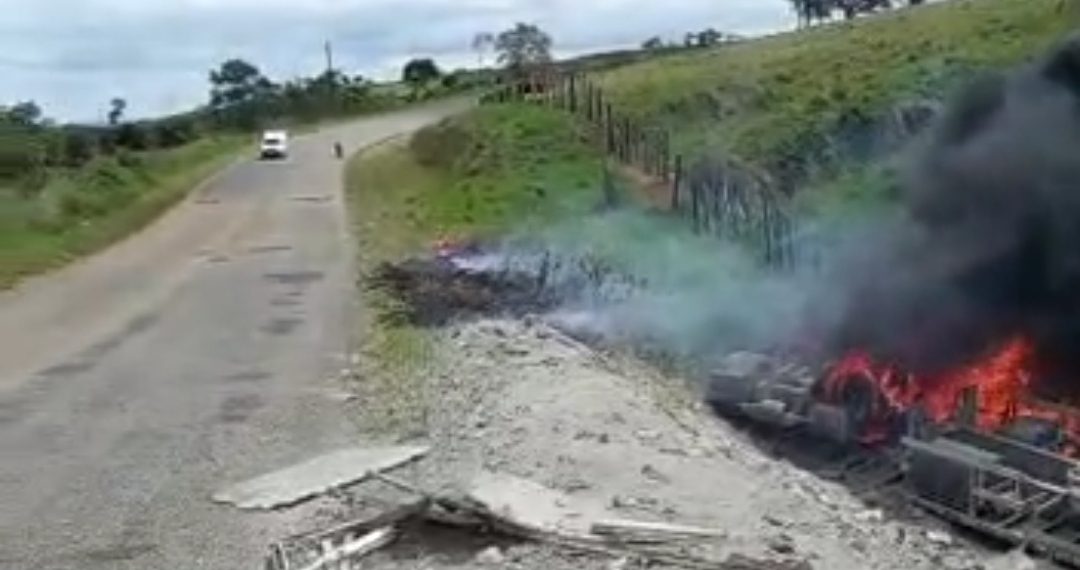 Carreta carregada de cimento capota e pega  na BA-421 (atualizada)