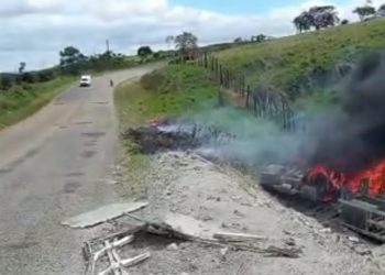 Carreta carregada de cimento capota e pega  na BA-421 (atualizada)