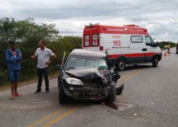 Motorista de Celta é socorrido após colisão frontal com caminhonete na BA 409
