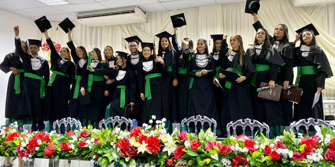 FARESI realiza cerimônia de Colação de Grau com alunos de Enfermagem