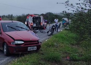 Dois jovens são socorridos em estado grave após colisão envolvendo moto e carro na BA 120