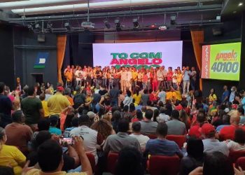 Angelo Almeida lota teatro da CDL em Feira de Santana no lançamento de candidatura à reeleição