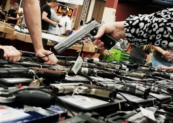 Professores nos Estados Unidos irão armados às aulas após massacres em escolas