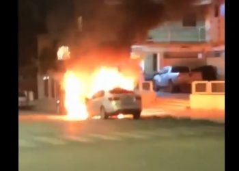 Dois carros são destruídos pelo fogo ao lado de uma pousada