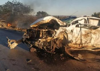 Três pessoas morrem em grave acidente na BR-242; um dos carros pegou fogo