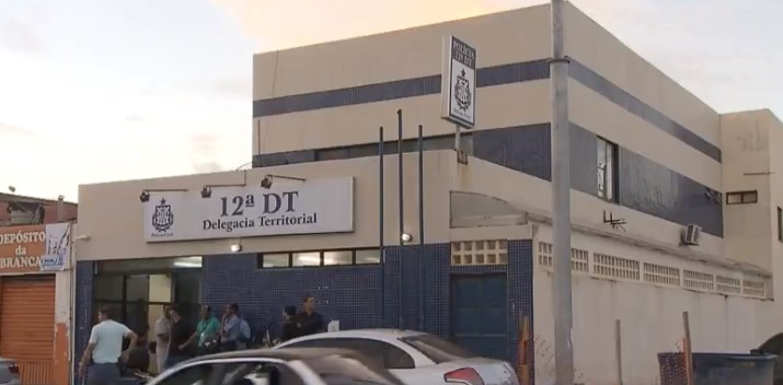 Mulher morre em Salvador ao ser prensada na parede após marido manobrar caminhão em garagem