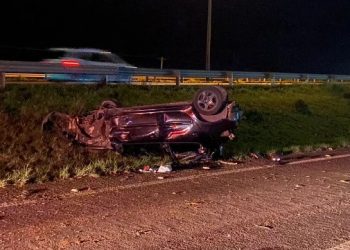 RS – Passageira sobrevive a capotamento, sai do carro e morre atropelada na BR-116