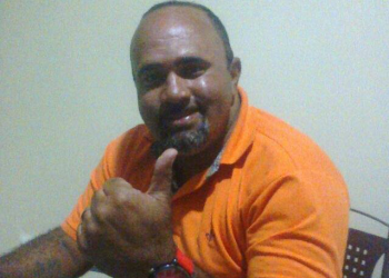 Homem é assassinado a tiros, facadas e garrafadas dentro de casa