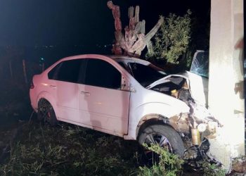 Colisão de carro em poste e queda de moto na BA 409 em pouco espaço de tempo deixa três feridos