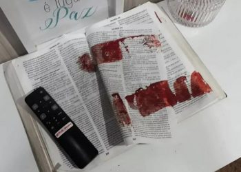 PB – Homem mata esposa com golpes de facão e limpa arma em Bíblia