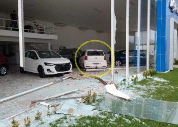 Carro desgovernado invade concessionária e atinge pelo menos cinco veículos novos