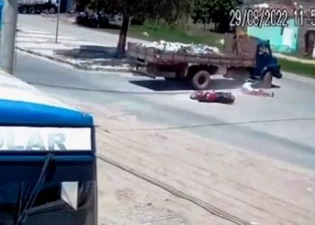 Vídeo – Motociclista se livra da morte após passar debaixo de caminhão em movimento