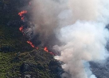 Incêndio avança sobre serra no Coxo de Dentro