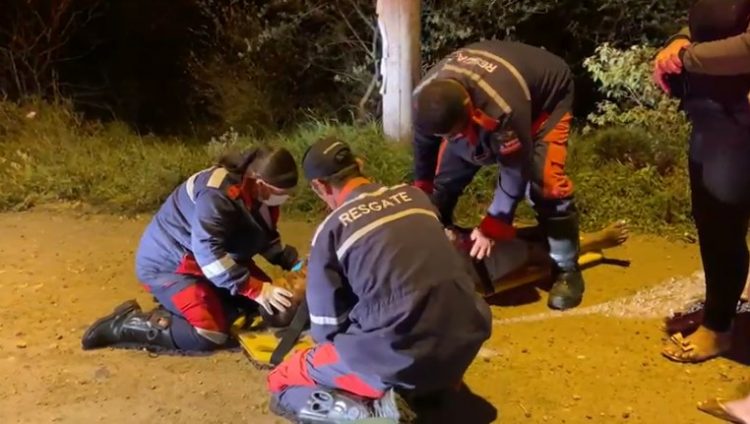 Colisão de carro em poste e queda de moto na BA 409 em pouco espaço de tempo deixa três feridos