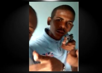 Homem é assassinado depois de ter casa invadida. O mesmo gravou um vídeo com arma supostamente ameaçando rivais