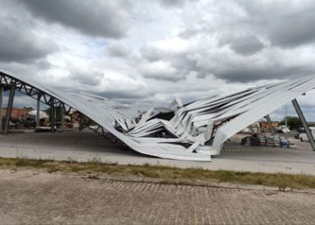 Mais de 2 meses após forte temporal, cobertura de pavilhão do centro de abastecimento continua sem reparos