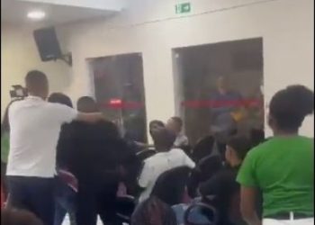 Vereador joga objeto em jornalista durante sessão