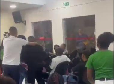 Vereador joga objeto em jornalista durante sessão