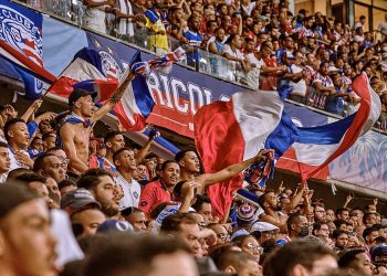 Torcida do Bahia faz campanha por nova música na Fonte Nova; veja a letra