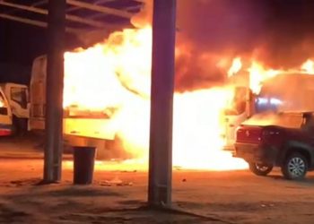 Incêndio na garagem da Prefeitura destrói veículos e deixa 13 pessoas intoxicadas, 6 delas foram transferidas