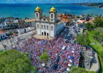 Caminhada com Lula e Jerônimo atrai multidão para a Cidade Baixa e trava avenidas