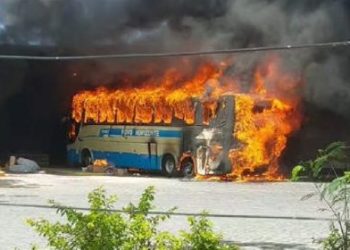 Ônibus pega fogo em plataforma do terminal rodoviário de Itapetinga