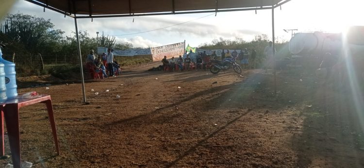 Protesto de garimpeiros – Manifestantes recebem água para banho e gerador para iluminação