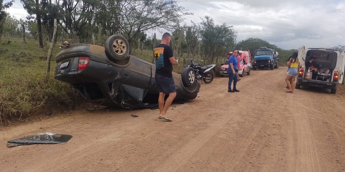 Capotamento na BA 233 deixa mulher e filha feridas