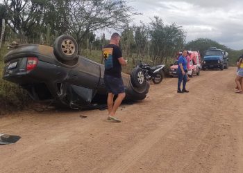Capotamento na BA 233 deixa mulher e filha feridas