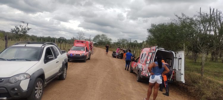 Capotamento na BA 233 deixa mulher e filha feridas