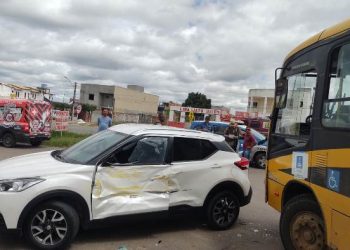 Ônibus e carro de passeio colidem em cruzamento da BR 324