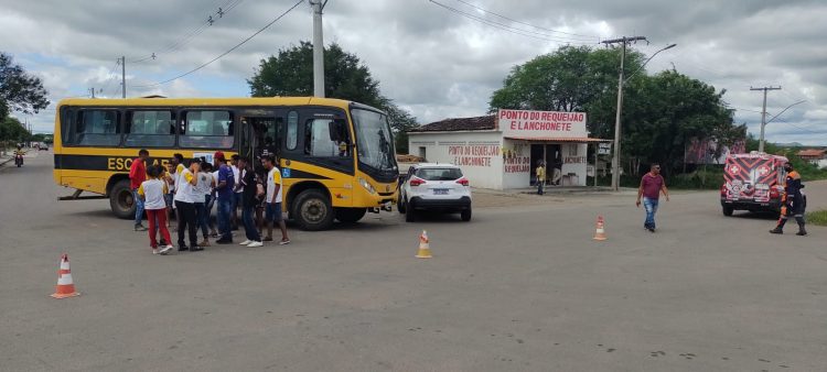 Ônibus e carro de passeio colidem em cruzamento da BR 324