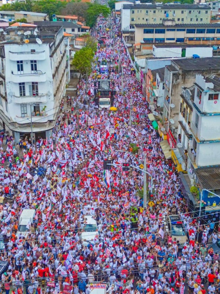 Caminhada com Lula e Jerônimo atrai multidão para a Cidade Baixa e trava avenidas