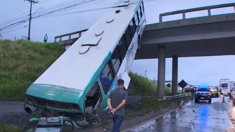 Ônibus despenca de viaduto na BR-324, em Salvador