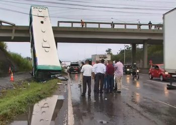Ônibus despenca de viaduto na BR-324, em Salvador