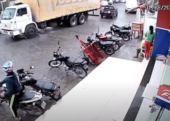 Vídeo – Caminhão perde freio, desce de ré e atinge outros veículos