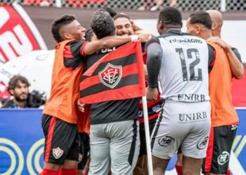 Vitória bate o Figueirense no Barradão e fica a um triunfo do acesso a Série B