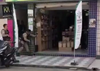 Feira: loja de celulares é assaltada e um policial foi baleado