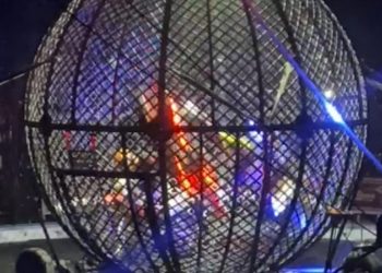 Motociclistas se chocam em ‘globo da morte’ de circo em Itabuna; vídeo