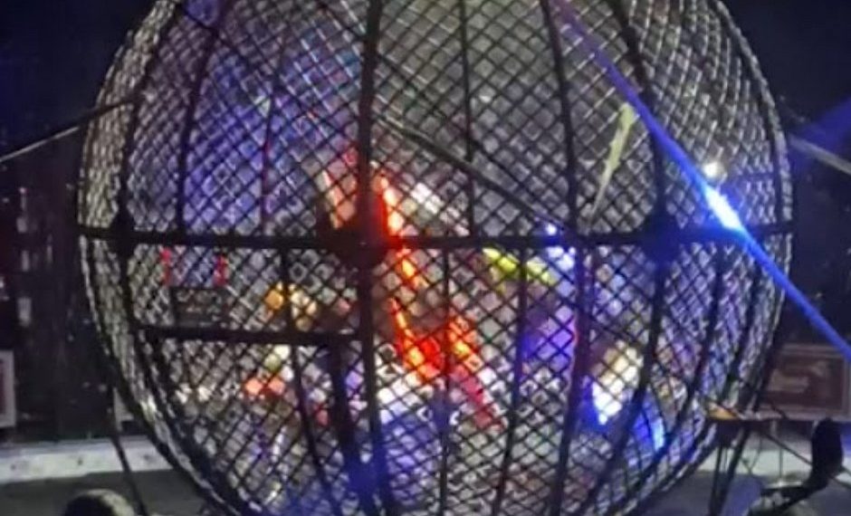 Motociclistas se chocam em ‘globo da morte’ de circo em Itabuna; vídeo