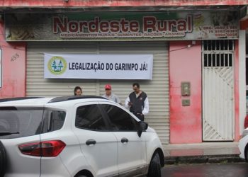 Em apoio aos garimpeiros, comerciantes de Nordestina colocaram faixas e abriram o comércio com atraso (atualizada)