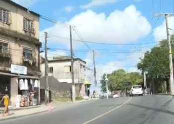 Homem morre após ser retirado de ônibus e baleado em Salvador; rodoviários deixam de circular na região