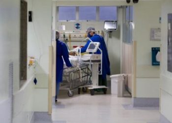 Internações de crianças pequenas por Covid são quase o dobro das de idosos
