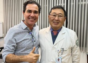 Deputado Tom Araújo comemora um ano após delicada cirurgia ao lado do médico responsável