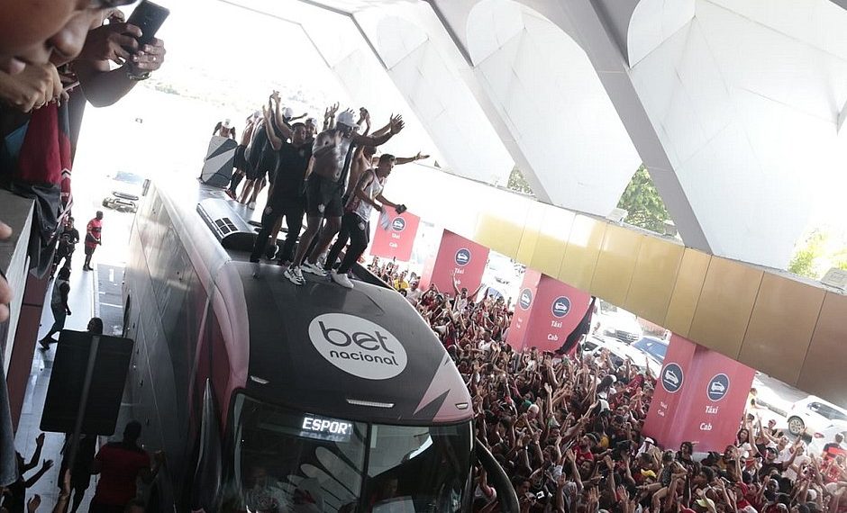 Técnico e jogadores do Vitória se emocionam com recepção da torcida após acesso