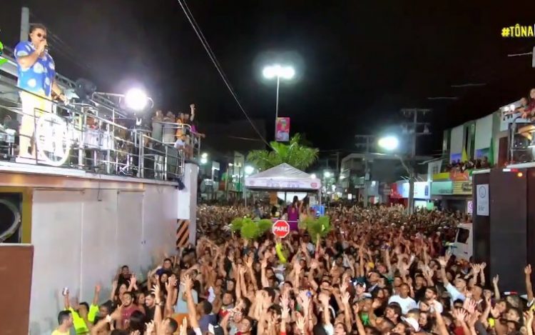 Bell Marques e Harmonia do Samba comandam com excelência a última noite do Coité Folia