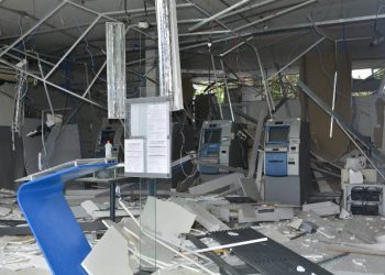 Bandidos explodem três agências bancárias em Irará