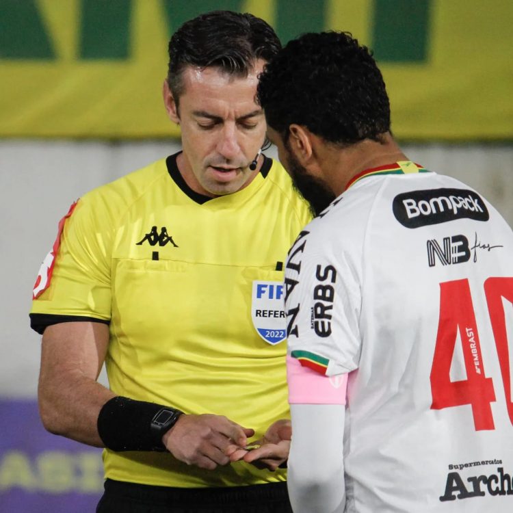Wallace usou braçadeira de capitão na cor rosa para conscientizar sobre o câncer de mama e de colo do útero